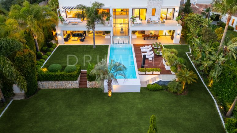 Prisbelønt moderne villa med havutsikt og oppvarmet svømmebasseng i Marbesa, Marbella Øst