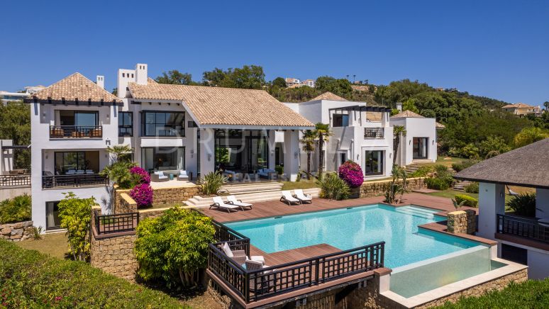 Spektakulär lyxig villa i andalusisk stil med havsutsikt i La Zagaleta, Benahavís