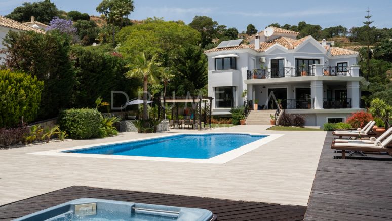 Villa i medelhavsstil i Monte Mayor med privat pool och panoramautsikt över havet och bergen