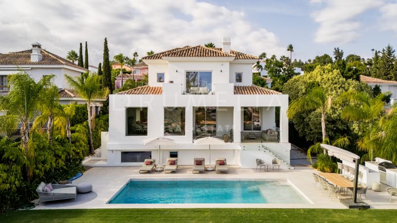 Volledig gerenoveerde villa in moderne stijl te koop in Atalaya Golf, Benahavis