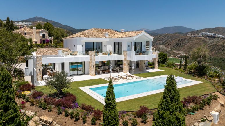 Brandneue Luxus-Villa: 8 Schlafzimmer und Panoramablick auf das Meer in El Herrojo- Benahavis