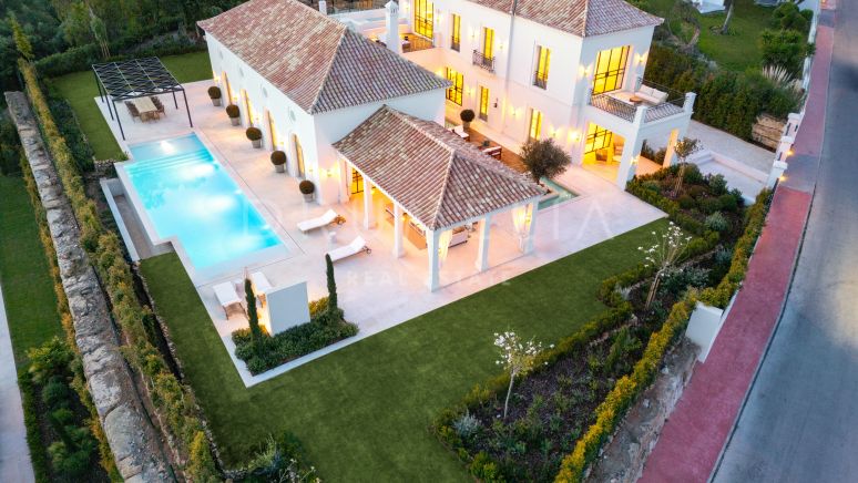Villa i middelhavsstil med delvis havutsikt, ideelt plassert i hjertet av golfdalen i Nueva Andalucia