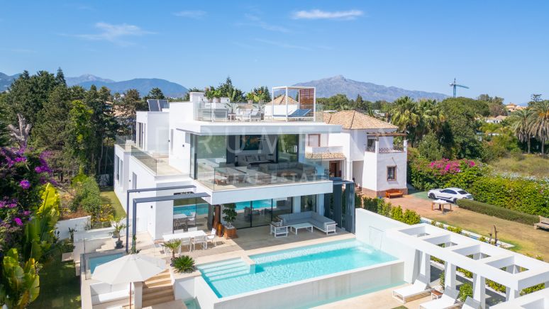 Splitter ny: Moderne villa, gangavstand til stranden, på den nye Golden Mile-stranden - Estepona