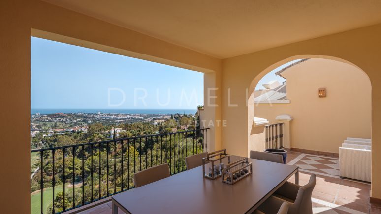 Buenavista - Expérience de vie inégalée au cœur de Benahavis : Penthouse de 3 chambres avec vue imprenable sur la mer Méditerranée