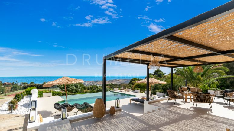 Utsökt renoverad villa med infinitypool och panoramautsikt över Medelhavet i Estepona