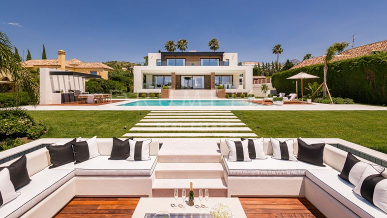 Villa moderna en primera línea de golf de Los Naranjos con impresionantes características, Nueva Andalucía