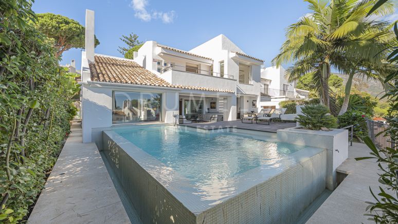 Moderne Doppelhaushälfte mit privatem Pool und Meerblick in Peñablanca- Nueva Andalucía