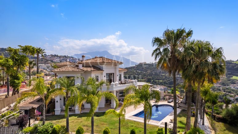 Lyxig villa med panoramautsikt över havet och golfen, perfekt för golfälskare i Los Arqueros-Benahavis