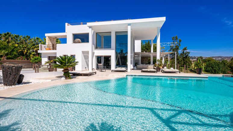 Villa moderne avec vue imprenable sur la mer à vendre à la Alqueria, Marbella.