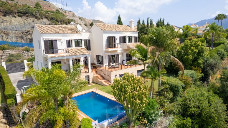 Fantastische Villa mit fünf Schlafzimmern in Südlage mit Blick auf das Meer und den Golfplatz, La Quinta, Benahavis