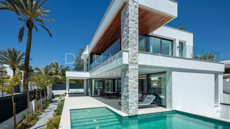 Magnifik villa i modern stil med magnifik havsutsikt vid strandpromenaden i Marbesa - Marbella