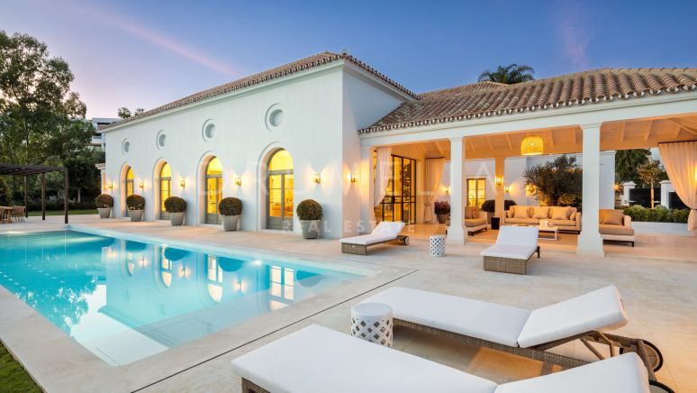 Villa i klassisk stil i det prestisjefylte nabolaget La Cerquilla, i hjertet av Nueva Andalucia