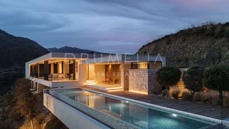 Eight O Three - Moderne luksusvilla med panoramautsikt i eksklusive Marbella Club Golf Resort, Benahavis