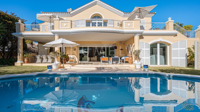 Exquisita villa de 5 dormitorios en primera línea de playa en Casablanca, la Milla de Oro de Marbella
