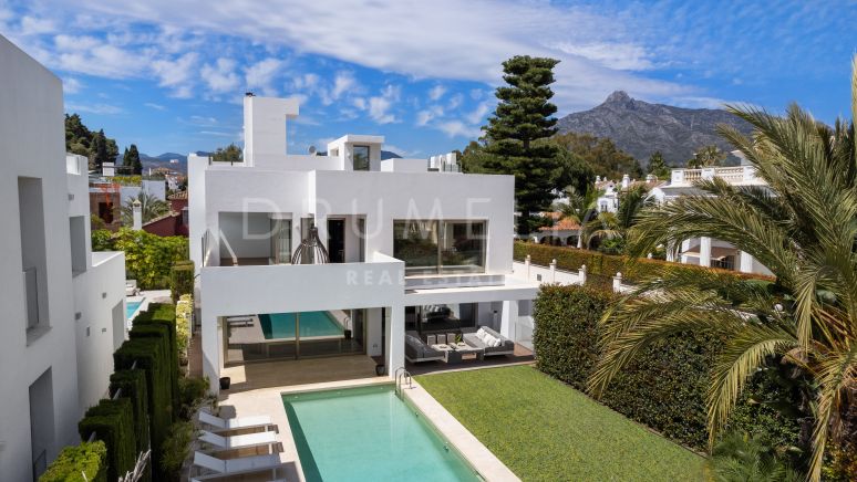 Villa de luxe dans le quartier exclusif de Rio Verde Playa, design moderne avec technologie de pointe, Marbella.
