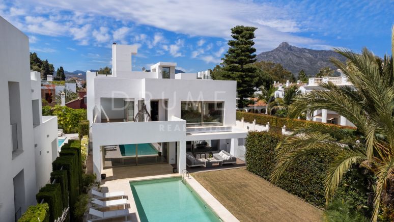 Luxus-Villa in der exklusiven Rio Verde Playa, modernes Design mit modernster Technologie, Marbella.