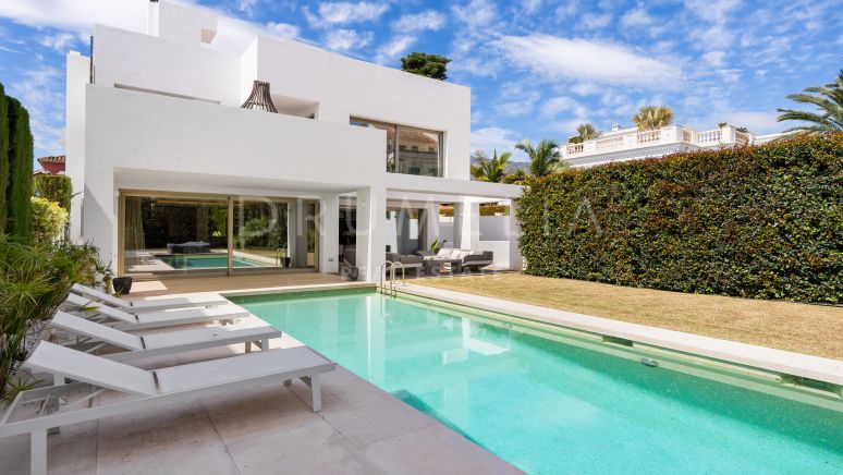 Villa de lujo en la exclusiva Rio Verde Playa, diseño moderno con tecnología de última generación, Marbella.