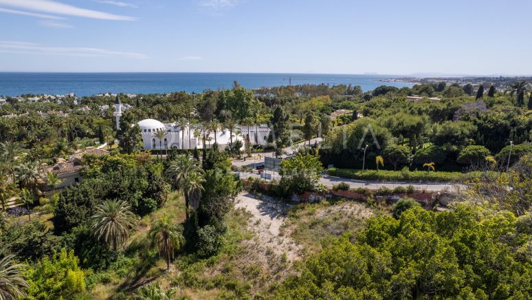 Terrain spectaculaire situé dans une retraite luxueuse à Marbella avec un projet de villa approuvé.