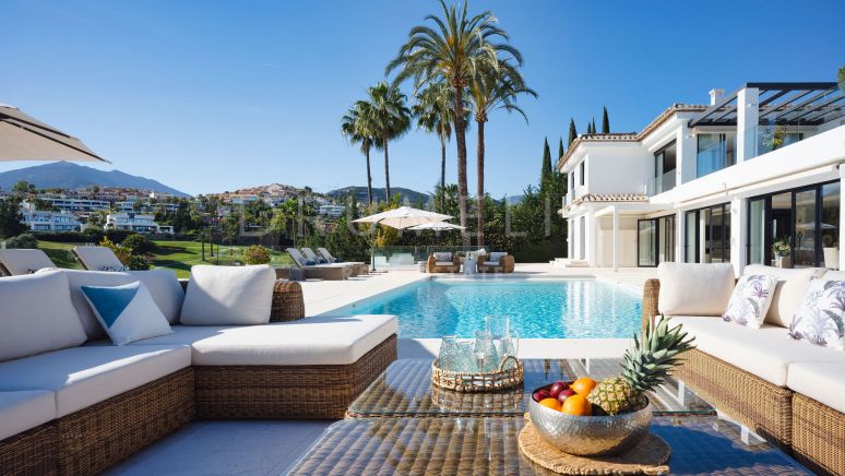 Oasis by the Golf: Modern villa med pool vid frontlinjen Golf i Los Naranjos - Nueva Andalucía