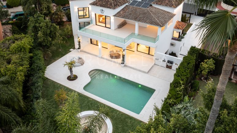 Modern Elegance in Marbella: A Luxurious 4-Bed Villa in a Gated Community in Nueva Andalucía's Prestigious Golf Valley