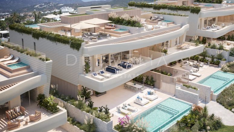 Nieuwe, schitterende, moderne twee-onder-een-kap villa aan het strand in Las Chapas, Marbella Oost