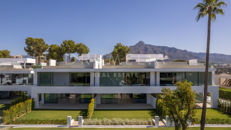 Moderne luksusvilla til salgs i et inngjerdet samfunn med omfattende fasiliteter og førsteklasses beliggenhet i Marbella