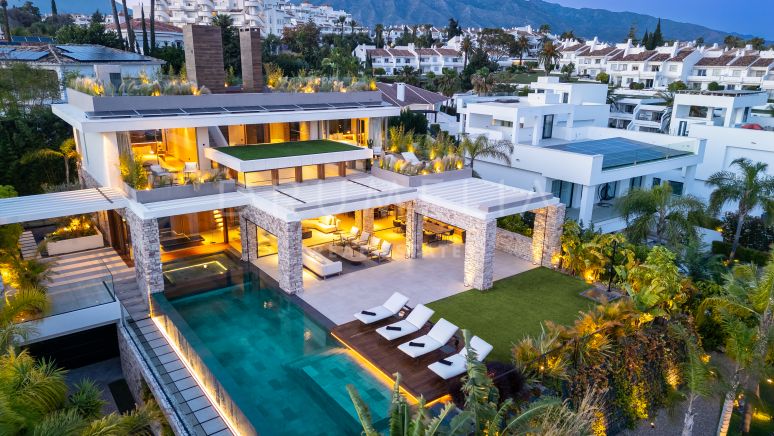 Joya Arquitectónica en Nueva Andalucía: Villa Moderna de 5 dormitorios y un Estilo de Vida Incomparable cerca de Puerto Banús
