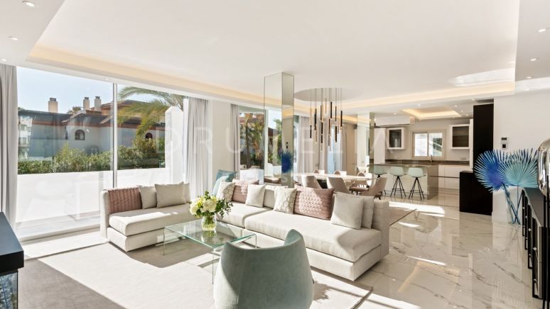 High-end renovated penthouse in exclusive La Alcazaba, Puerto Banus, Marbella