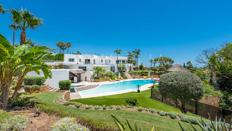 Prächtige Designervilla mit Meerblick, Tennisplatz und Pools, Las Chapas, Marbella Ost
