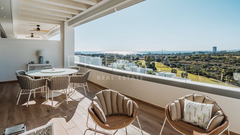 Superbe penthouse de style contemporain flambant neuf avec une vue imprenable sur la mer et le golf à Santa Clara Golf, Marbella Est.