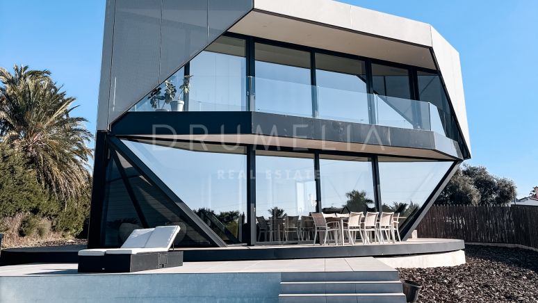 Exclusiva casa giratoria de alta tecnología a estrenar con diseño vanguardista y ecológico e ingeniería avanzada en Bel Air, Estepona
