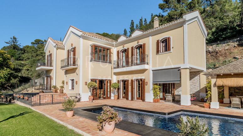 Preciosa villa familiar de lujo de estilo mediterráneo con encanto sureño en El Madroñal, Benahavís