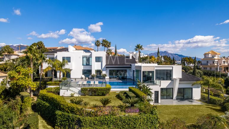 Fantastiskt modernt hus med panoramautsikt över havet i Los Flamingos Golf Resort, Benahavis