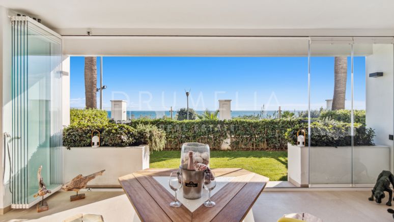 Bel appartement rénové au rez-de-chaussée en bord de mer à Doncella Beach, Estepona
