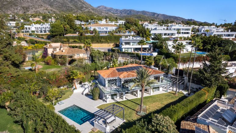 Villa moderne entièrement rénovée avec vue sur la mer et les montagnes à Nagüeles, Marbella.