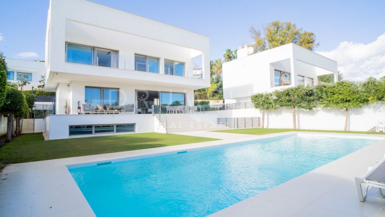 High-end sophisticated modern minimalist-style villa for sale in Casasola, Estepona