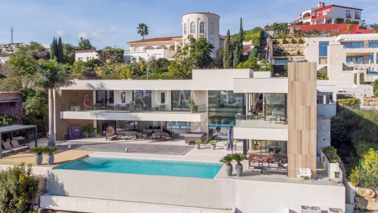 Moderne Luxus-Designervilla mit Panoramablick auf Berge, Golf und Meer in La Alqueria, Benahavís