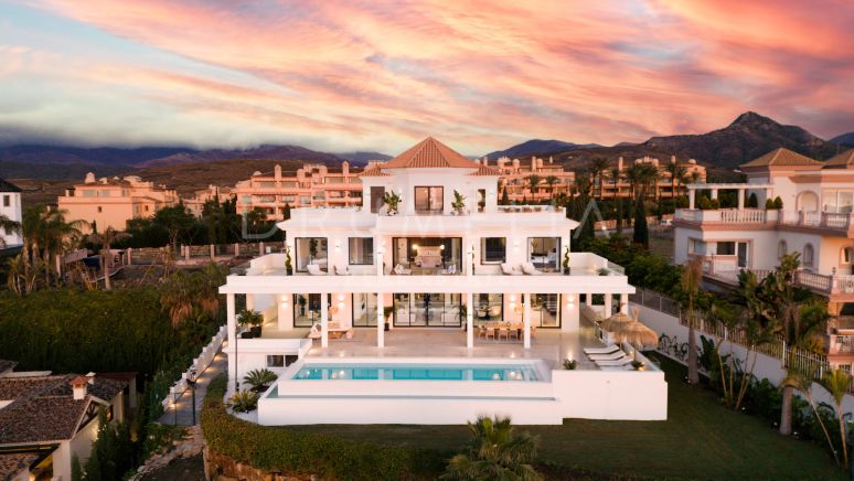Stijlvolle volledig gerenoveerde luxe villa met Scandinavisch interieur en prachtig uitzicht op zee in Los Flamingos, Benahavís