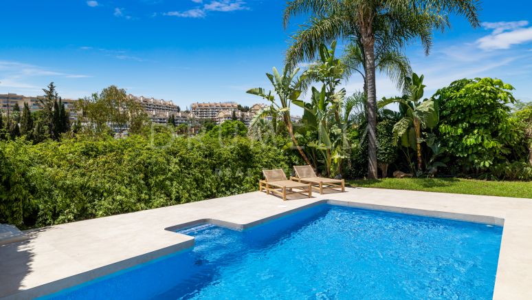 Stylish, fully renovated semi-detached luxury villa with cosy Nordic interior in exclusive Alzambra, Nueva Andalucia, Marbella