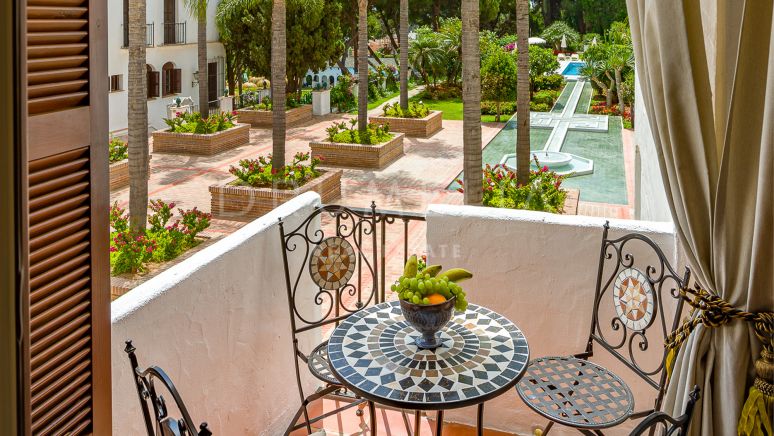 Spectacular luxury apartment in Señorio de Marbella on the Golden Mile of Marbella for sale.