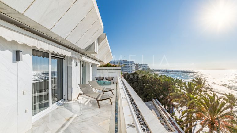 Frontline Beach Modern Luxury Apartment med spektakulär havsutsikt i exklusiva Mare Nostrum, Marbella.