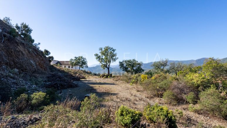 Superb plot with beautiful mountain views for sale in La Zagaleta Golf Resort, Benahavís