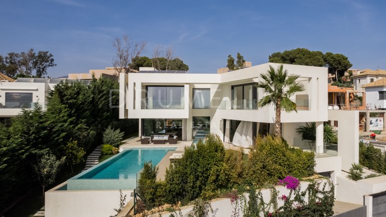 Nouvelle villa de luxe moderne avec deux piscines et une vue imprenable sur la mer à Marbella Est