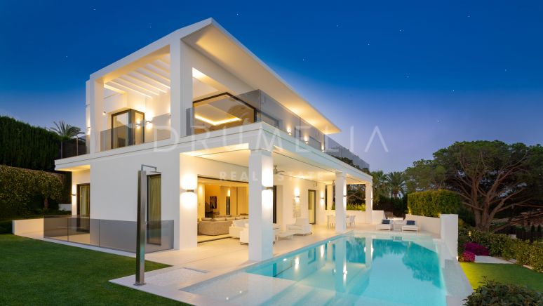 Villa moderne élégante avec vue sur la mer et les montagnes à Rocio de Nagüeles, le Golden Mile de Marbella