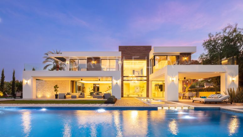 Vacker villa av hög kvalitet med frontlinje Las Brisas Golf till salu i Nueva Andalucia, Marbella.