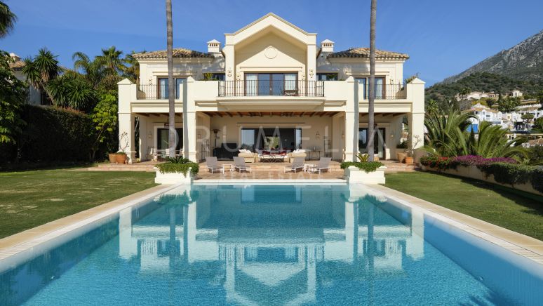 Indrukwekkende villa van topkwaliteit met panoramisch zeezicht in de rustige Marbella Hill Club, Marbella's Golden Mile.