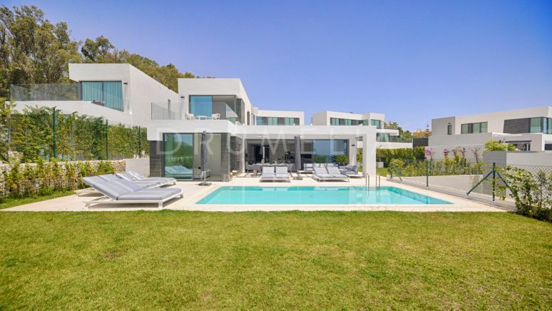 Villa immaculée de style contemporain avec vue sur la mer dans le quartier exclusif de Cabo Royale, Marbella Est / Calahonda.