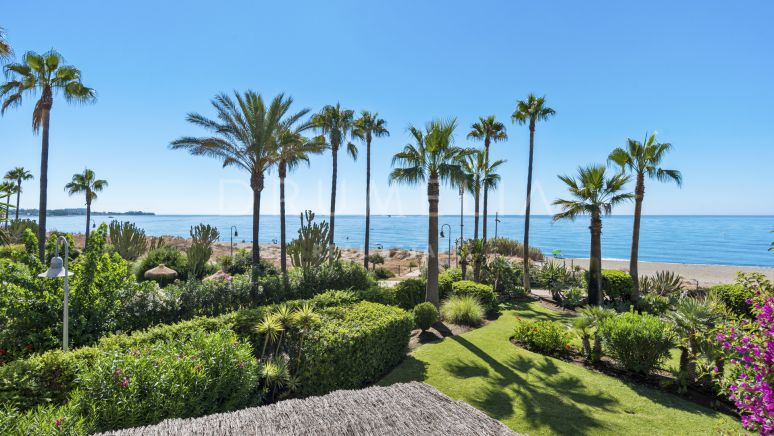 Vacker och elegant ny modern lägenhet frontlinje strand i Costalita del Mar, Estepona, till salu