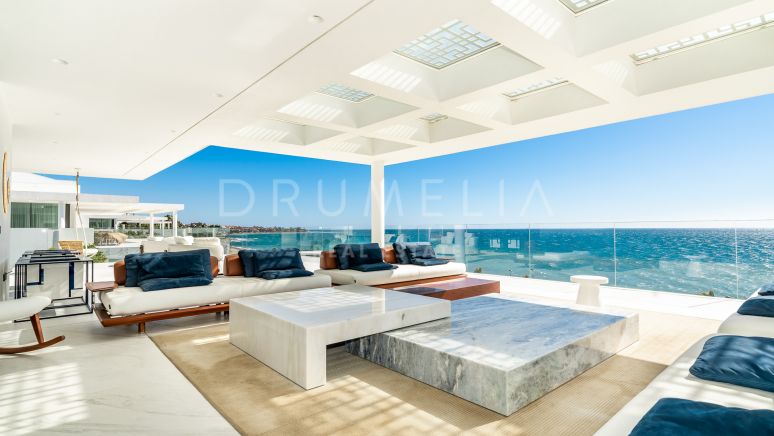 Gloednieuw spectaculair modern luxe penthouse aan zee met prachtig open zeezicht in Emare Beach, Estepona
