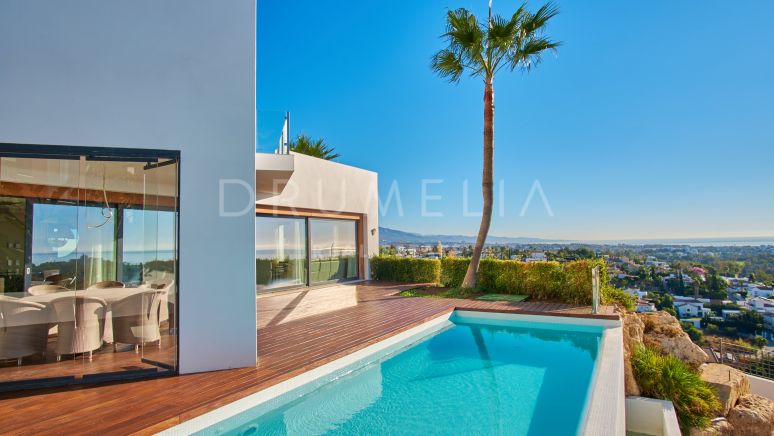Elegante luxe villa met prachtig uitzicht op zee en de berg La Concha te koop in Mirador Del Paraiso, Benahavís